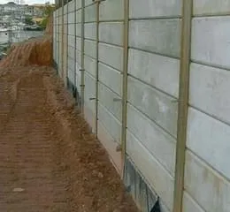 Placa de concreto pré-fabricada interligada por estribos e treliças metálicas  para execução de cortinas de contenção
